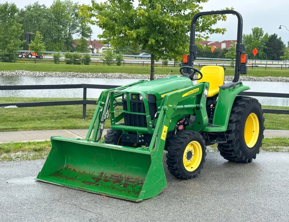 2017 John Deere 3032E Tractor