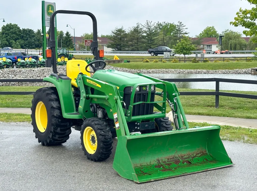 2017 John Deere 3032E Tractor