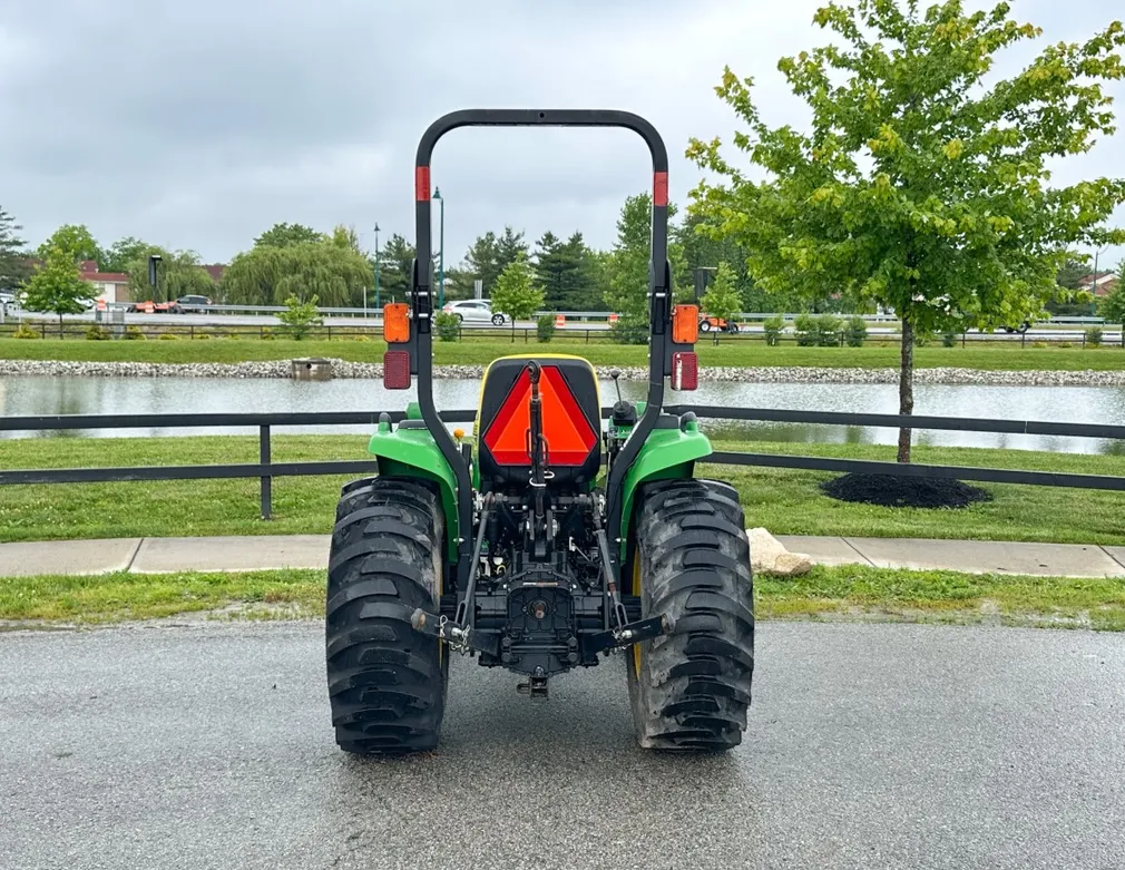 2017 John Deere 3032E Tractor
