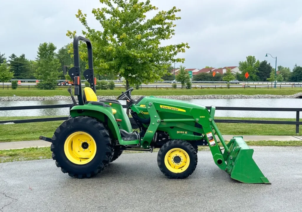 2017 John Deere 3032E Tractor