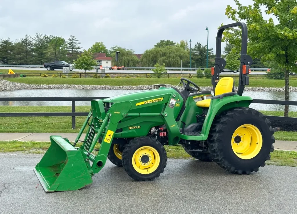 2017 John Deere 3032E Tractor