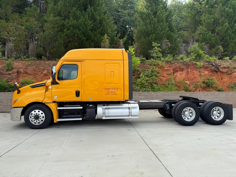 2021 Freightliner Cascadia 126