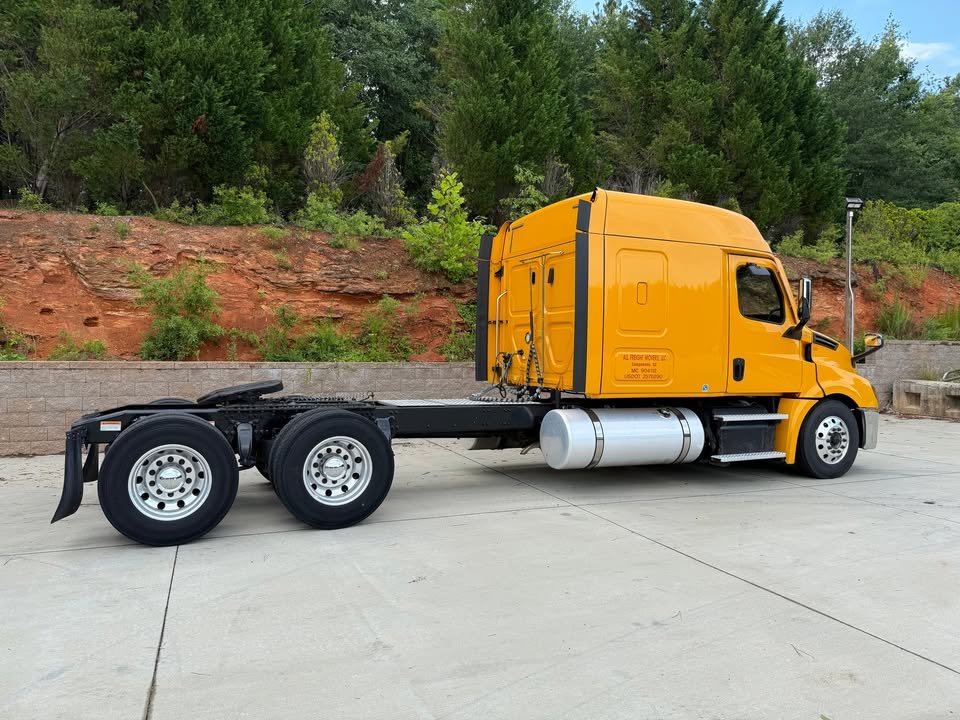 2021 Freightliner Cascadia 126
